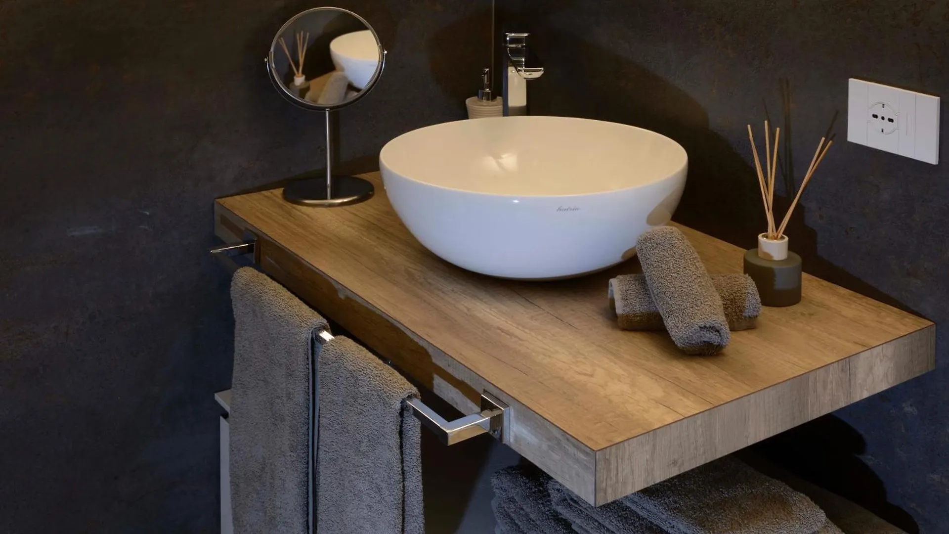 Grenier Blanc - Elegante Mansarda Apartment San Pietro in Casale 0*,  Italy